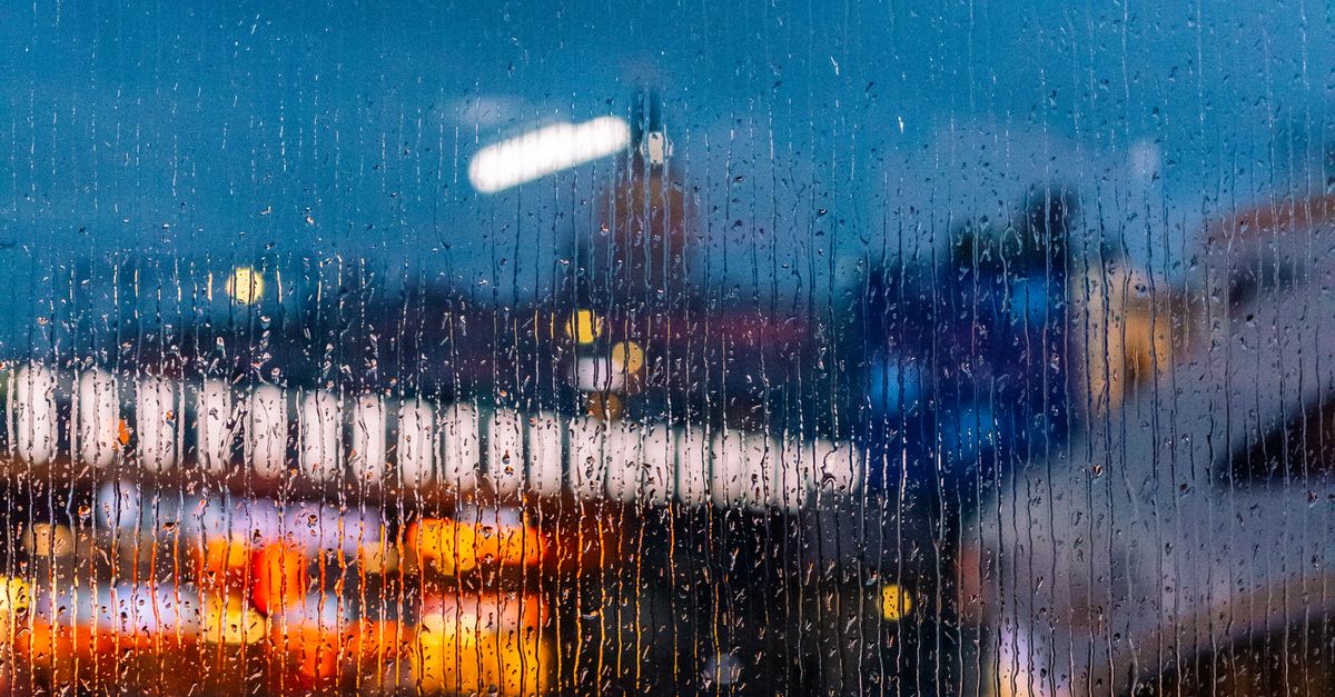 夜里透过雨窗看到的模糊城市景观 · 免费素材图片