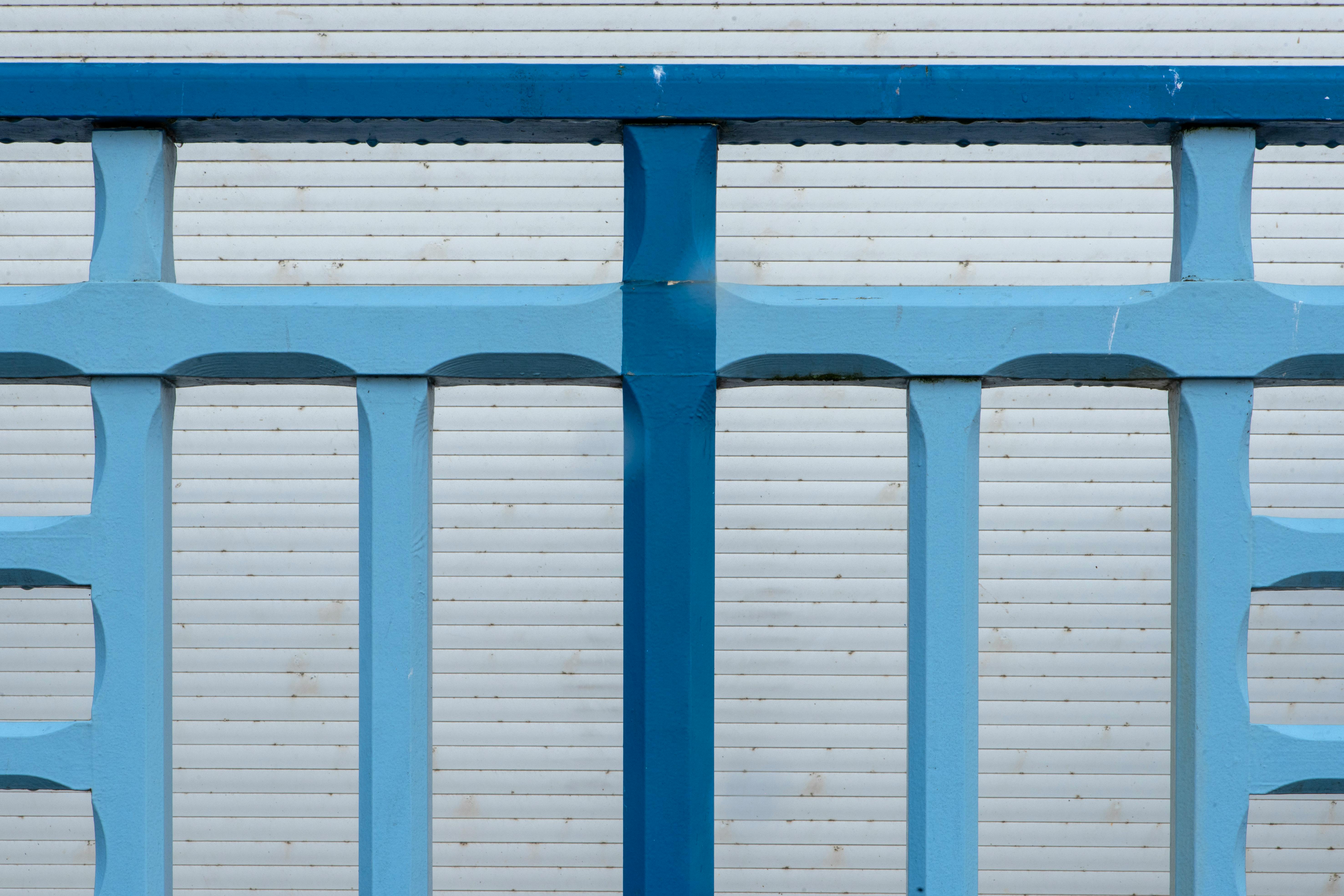 Gratuit Clôture en métal bleu sur fond de bardage horizontal blanc. Détails architecturaux et textures. Photos