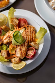 A vibrant grilled chicken salad featuring fresh veggies, perfect for a wholesome meal.