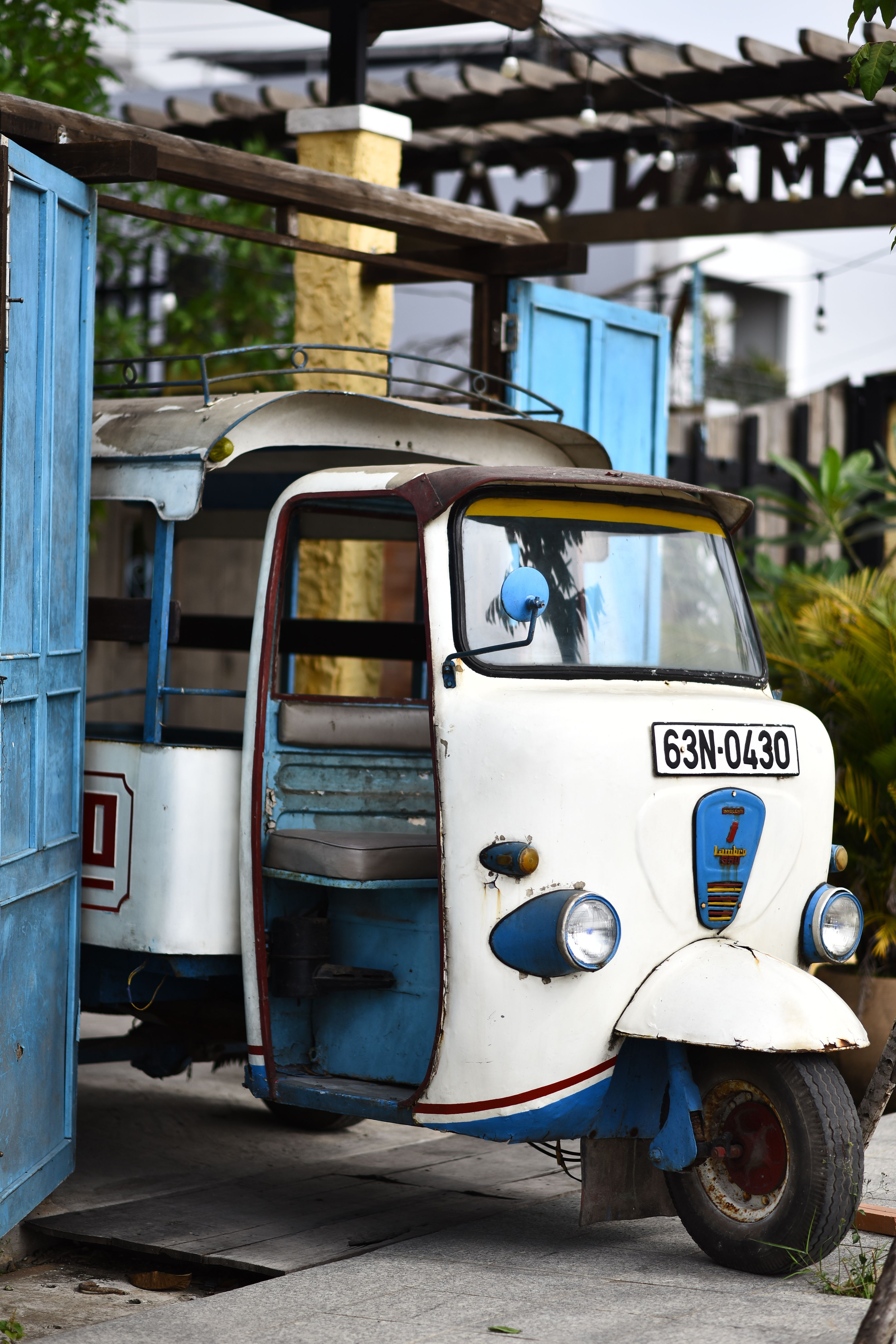 Vintage Auto Rickshaw in Outdoor Setting · Free Stock Photo