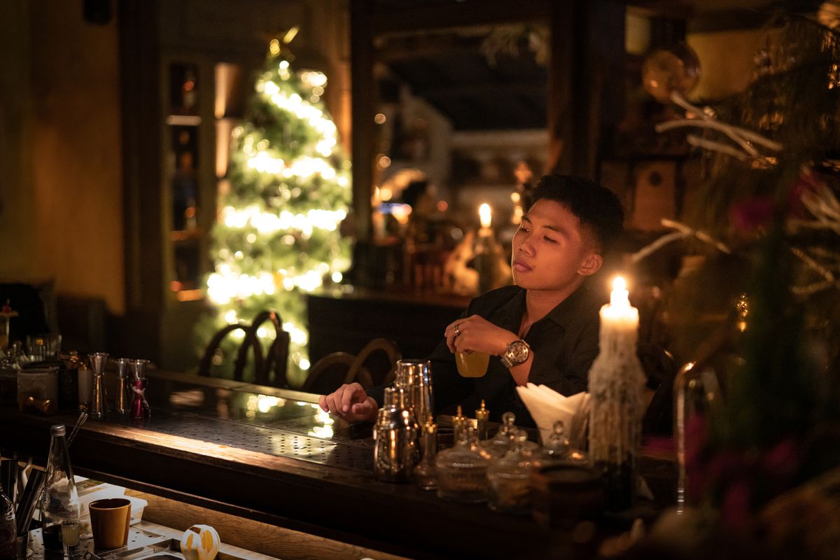 Cocktails de Noël : idées festives - 5. Comment choisir les spiritueux et ingrédients pour vos cocktails de Noël ?