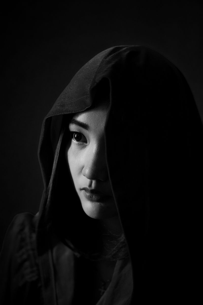 Porträt einer Frau, Hände im Haar