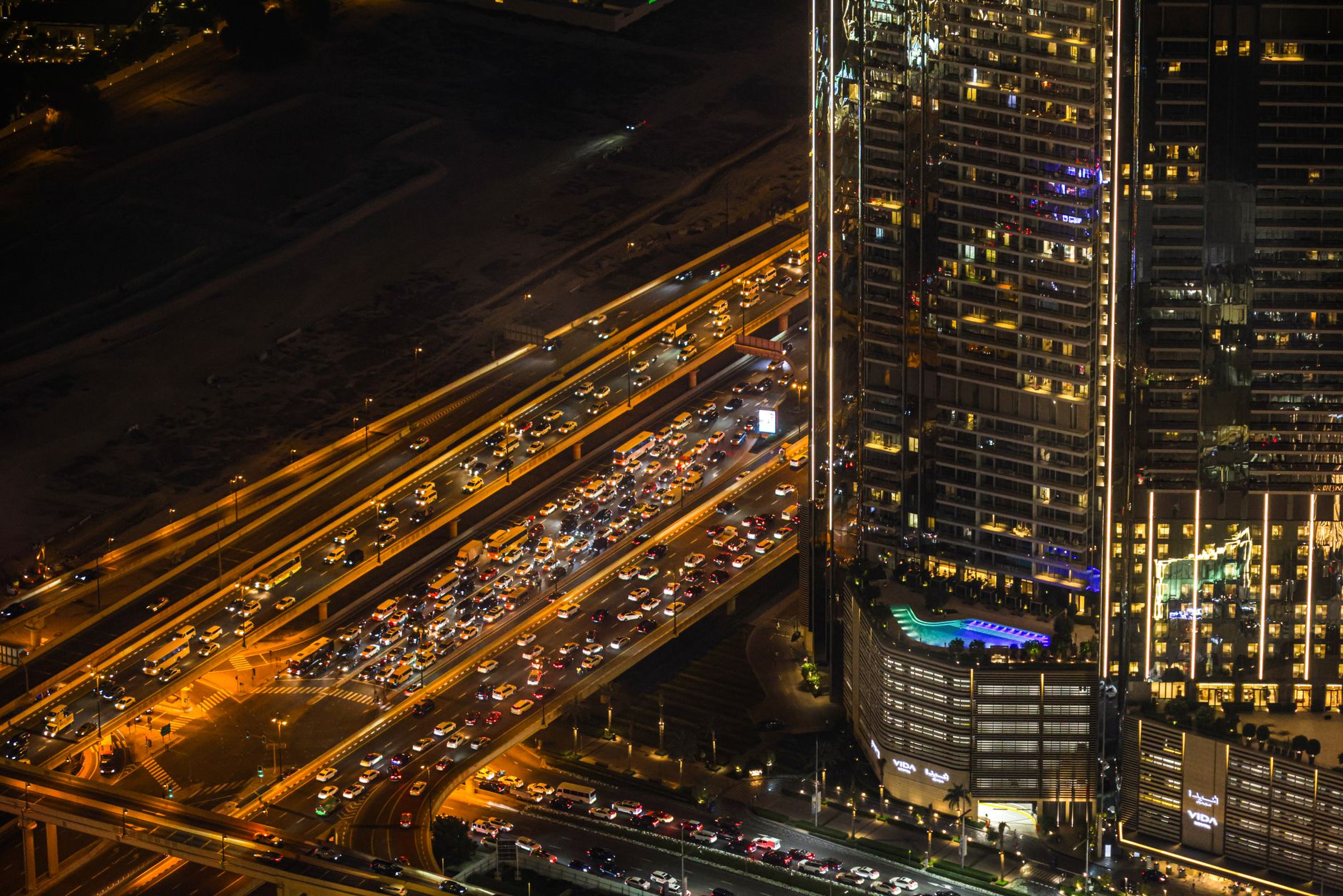 Hollanda'da bir otoyolda traktörler trafik sıkışıklığı oluşturuyor
