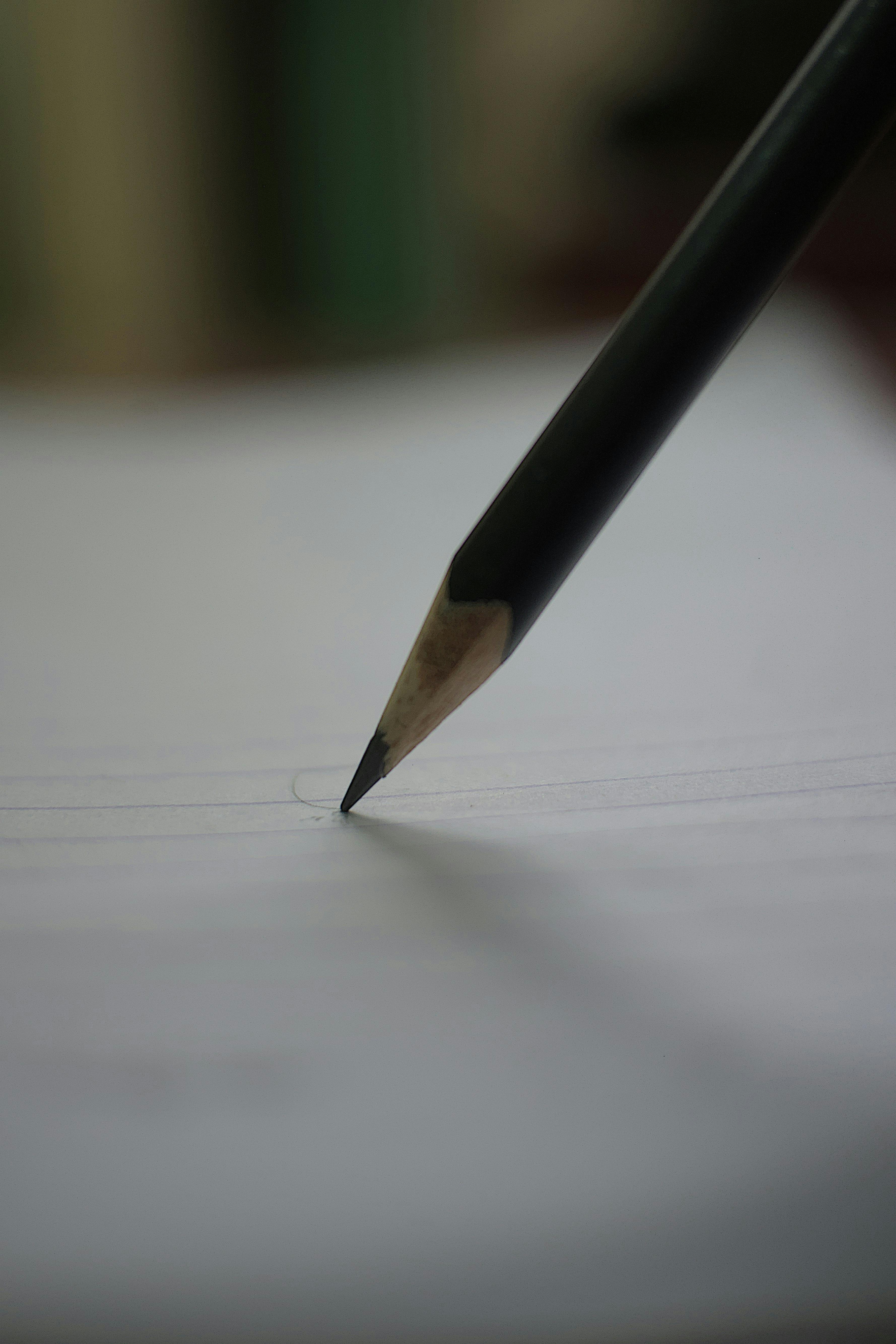 gratis Gedetailleerde macro-opname van een potlood dat op papier schrijft, waarmee creativiteit en concentratie worden getoond. Stockfoto