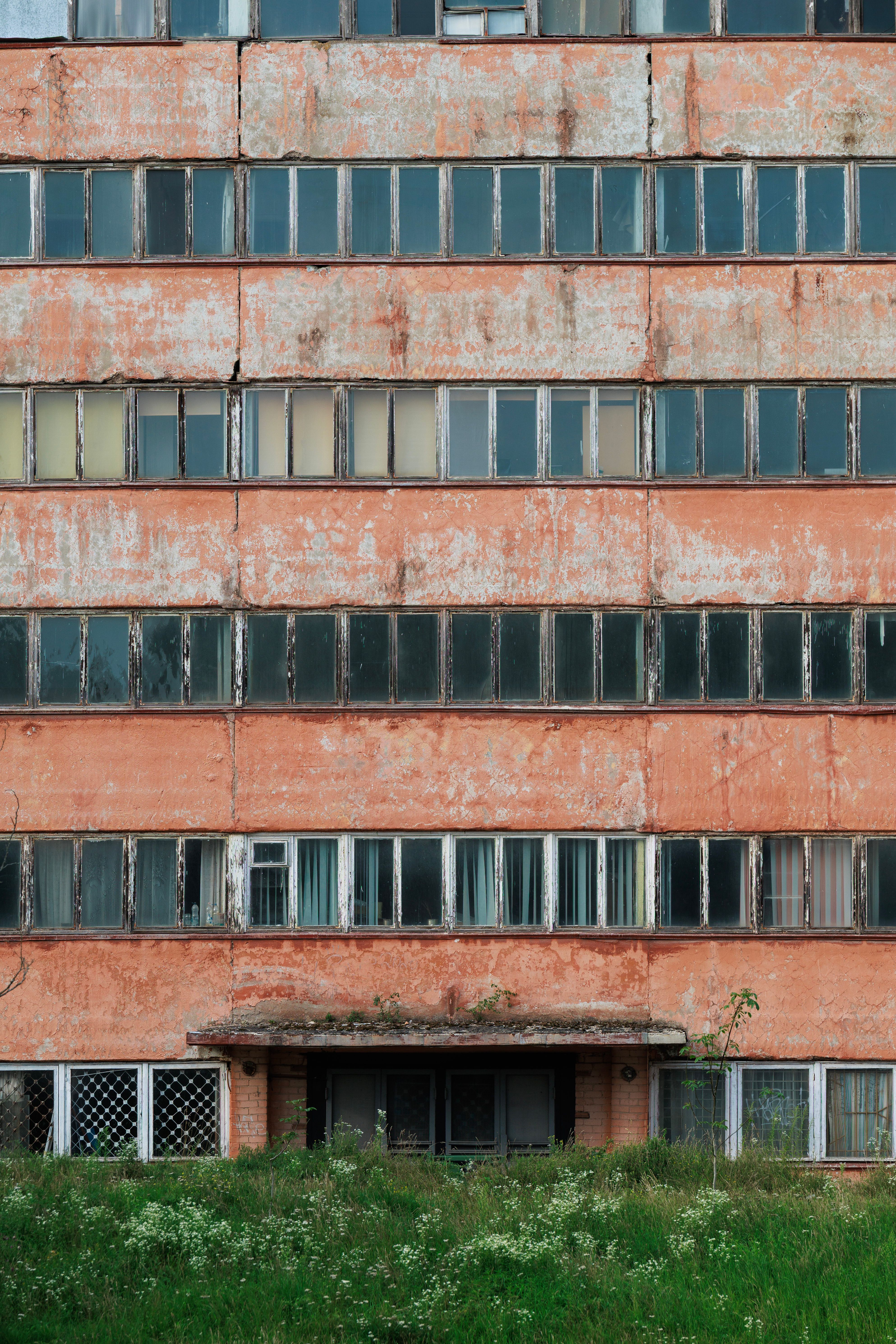 View of Old Apartment Building with Weathered Facade · Free Stock Photo