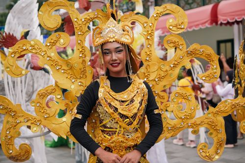 Free A participant in traditional attire during a vibrant cultural parade in Yogyakarta, Indonesia. Stock Photo