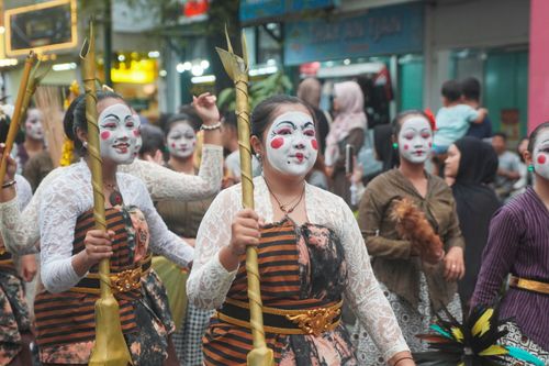 Free Colorful cultural parade with performers in traditional costumes in Yogyakarta, showcasing local heritage and traditions. Stock Photo