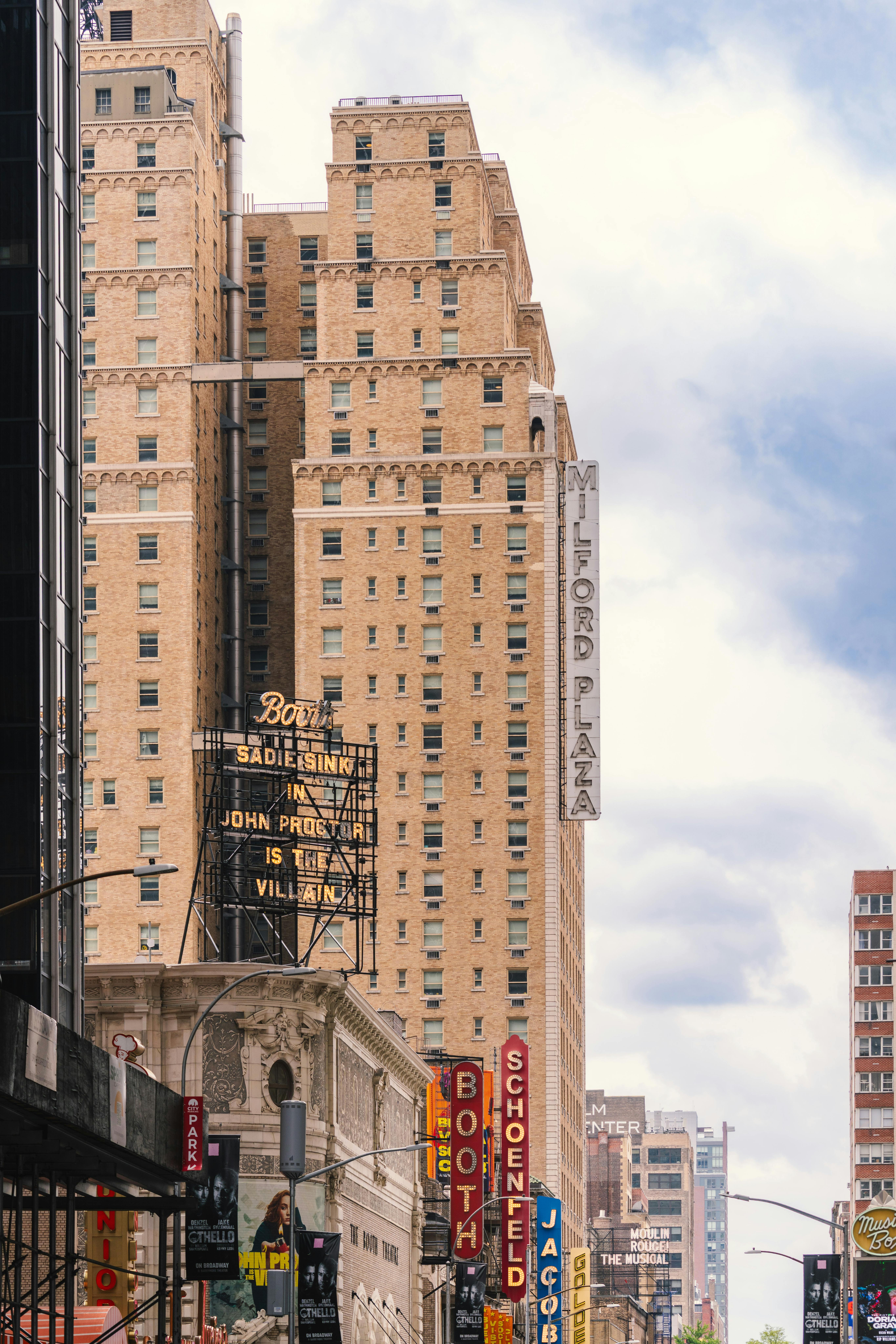 Ücretsiz Manhattan'ın Tiyatro Bölgesi'nin tarihi mimarisi ve canlı Broadway tabelalarıyla büyüleyici manzarasını keşfedin. Stok Fotoğraflar