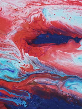 这件爆炸性的抽象艺术品，采用旋转的红色和蓝色丙烯酸树脂，创造出鲜活而富有动感的纹理