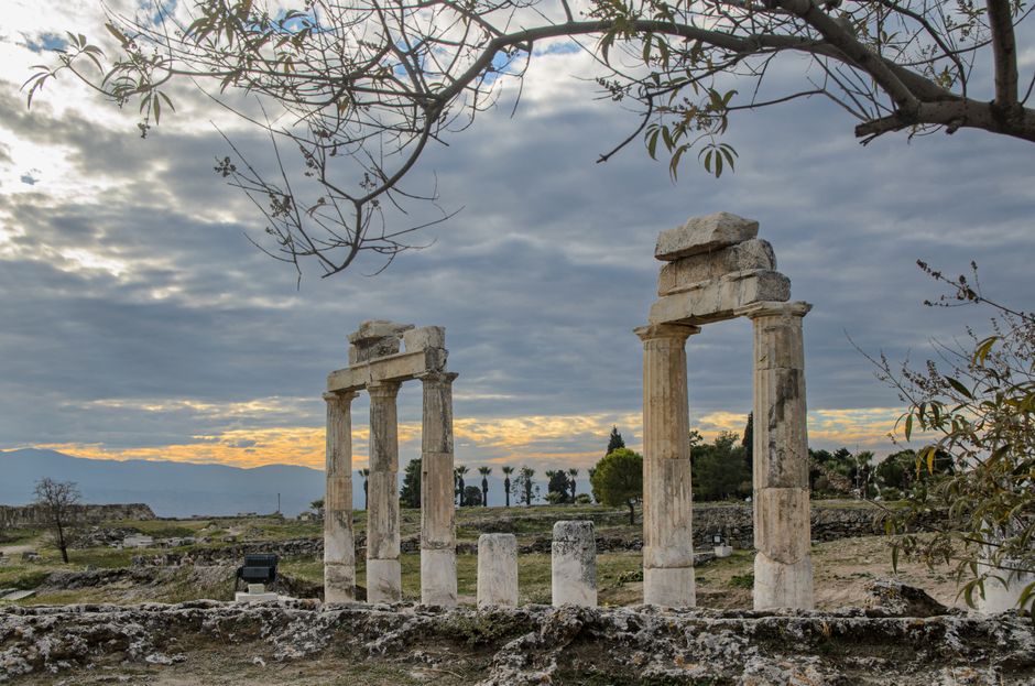 Beautiful view of ancient ruins in Pamukkale, Denizli, Türkiye with a dramatic sky at dusk. Beautiful view of ancient ruins in Pamukkale, Denizli, Türkiye with a dramatic sky at dusk.