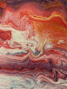 这幅充满活力的抽象绘画以旋转的红白色调为特色，展现出当代流畅的艺术风格