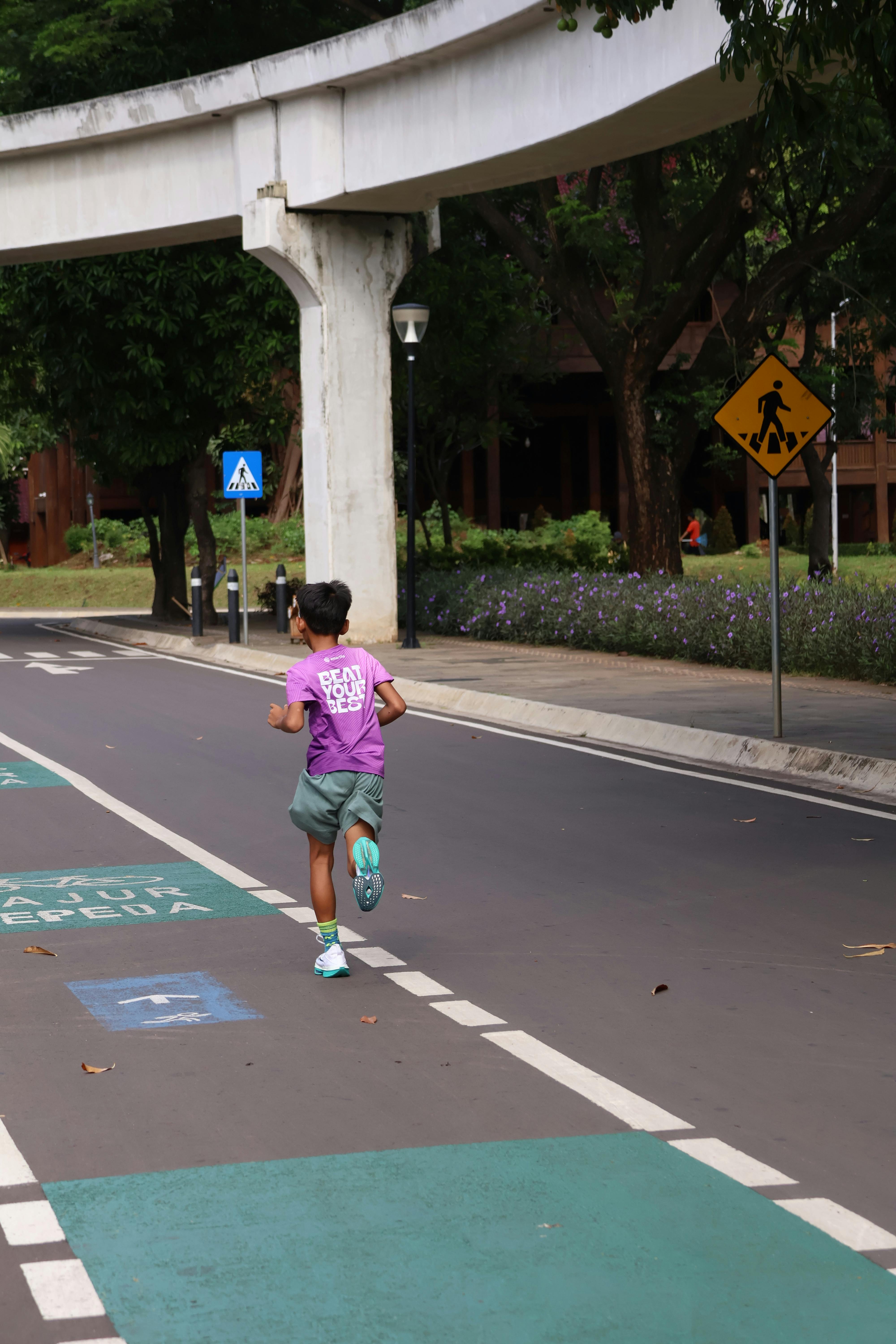 Gratis Bambino che fa jogging su un percorso dedicato a Giacarta, Indonesia, che privilegia le attività all'aperto e il fitness. Foto a disposizione