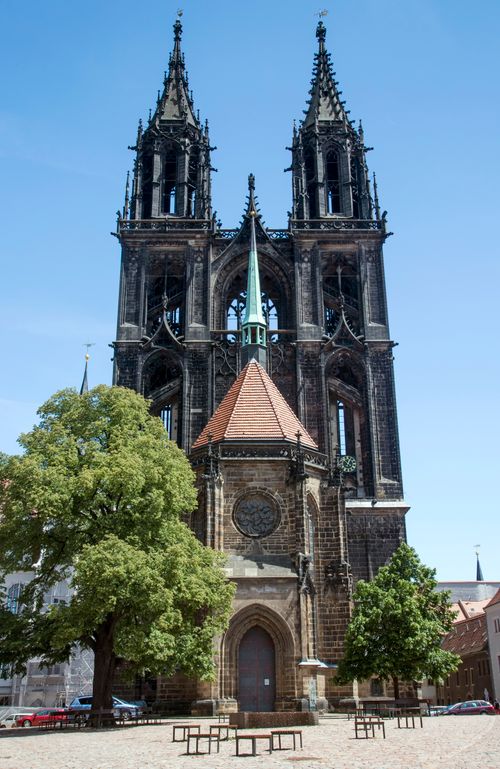 Free A majestic Gothic cathedral under clear blue skies, showcasing intricate architecture. Stock Photo