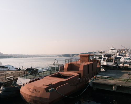 Free A serene view of boats docked in a harbor under a clear sky, perfect for nautical themes. Stock Photo