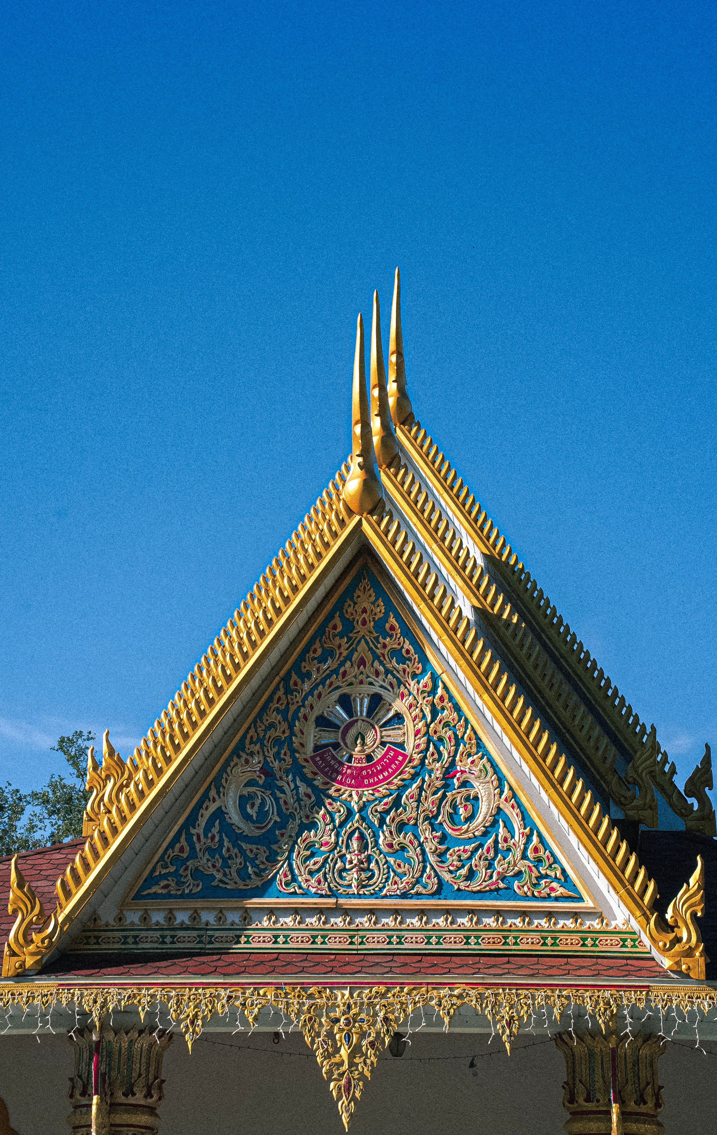 蓝天下精美的泰式寺庙屋顶 · 免费素材图片