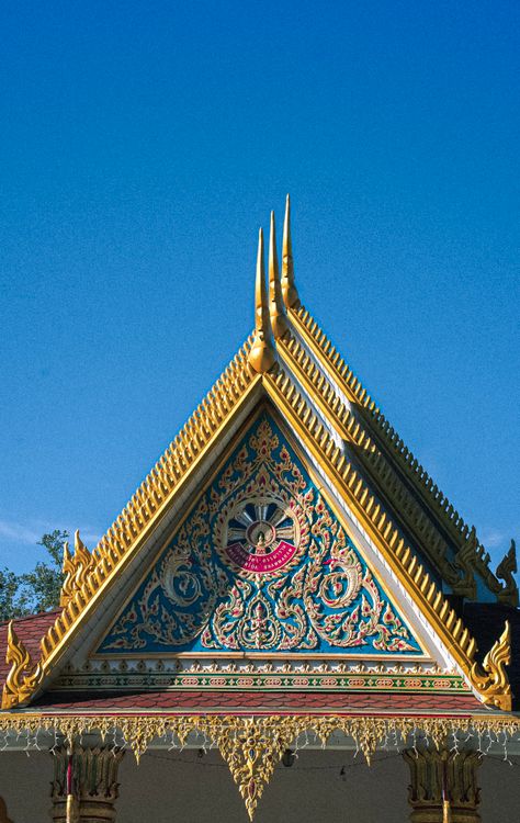 蓝天下精美的泰式寺庙屋顶 · 免费素材图片