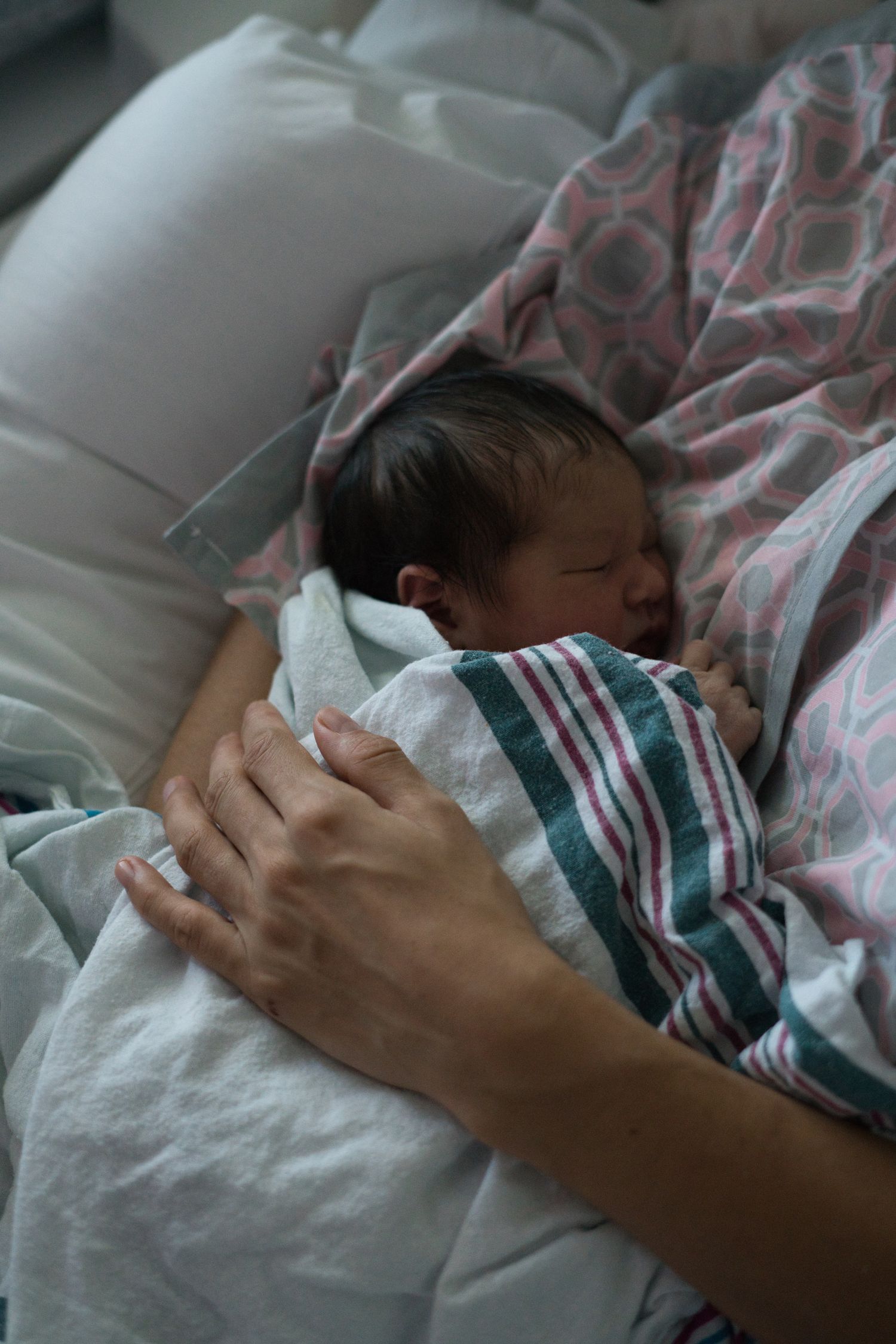 Jeune maman tenant tendrement son nouveau-né après l’accouchement à la maternité