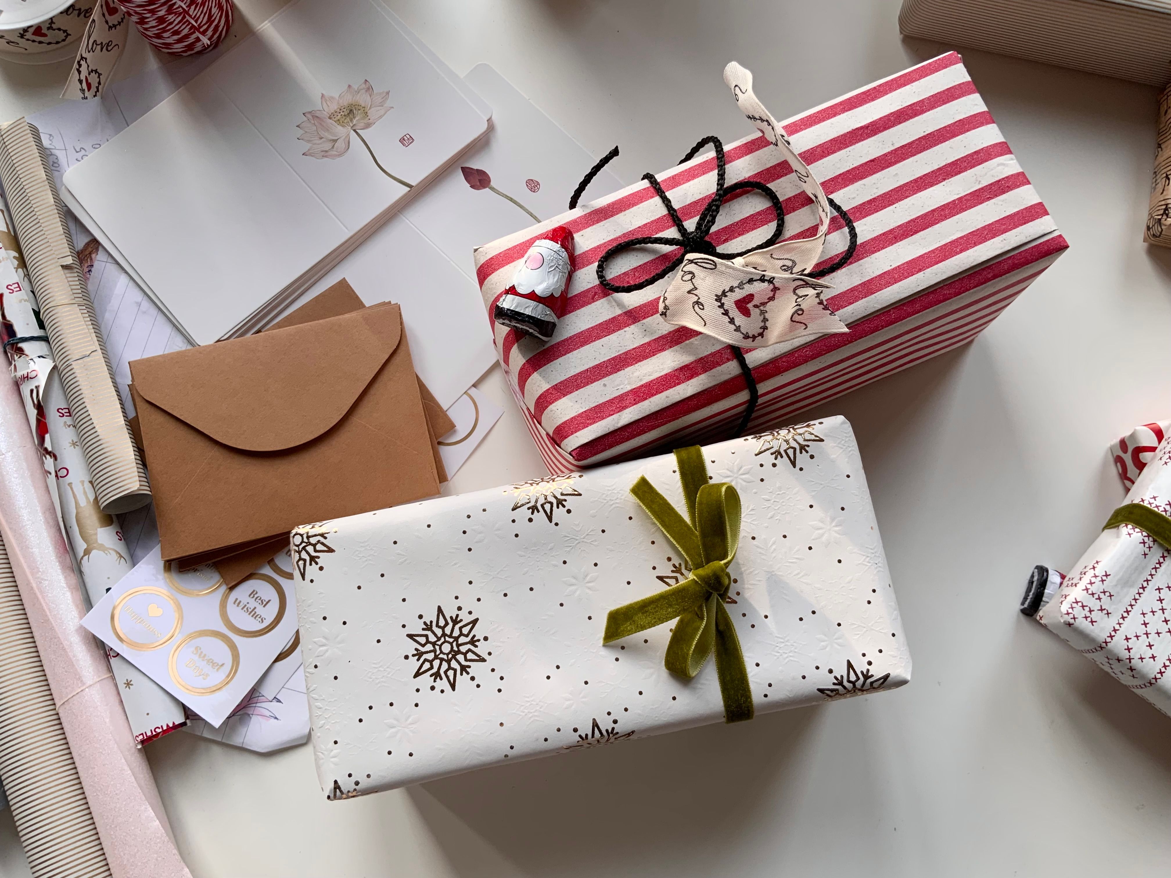 Escena Festiva De Envoltura De Regalos Navideños Con Regalos · Foto de ...