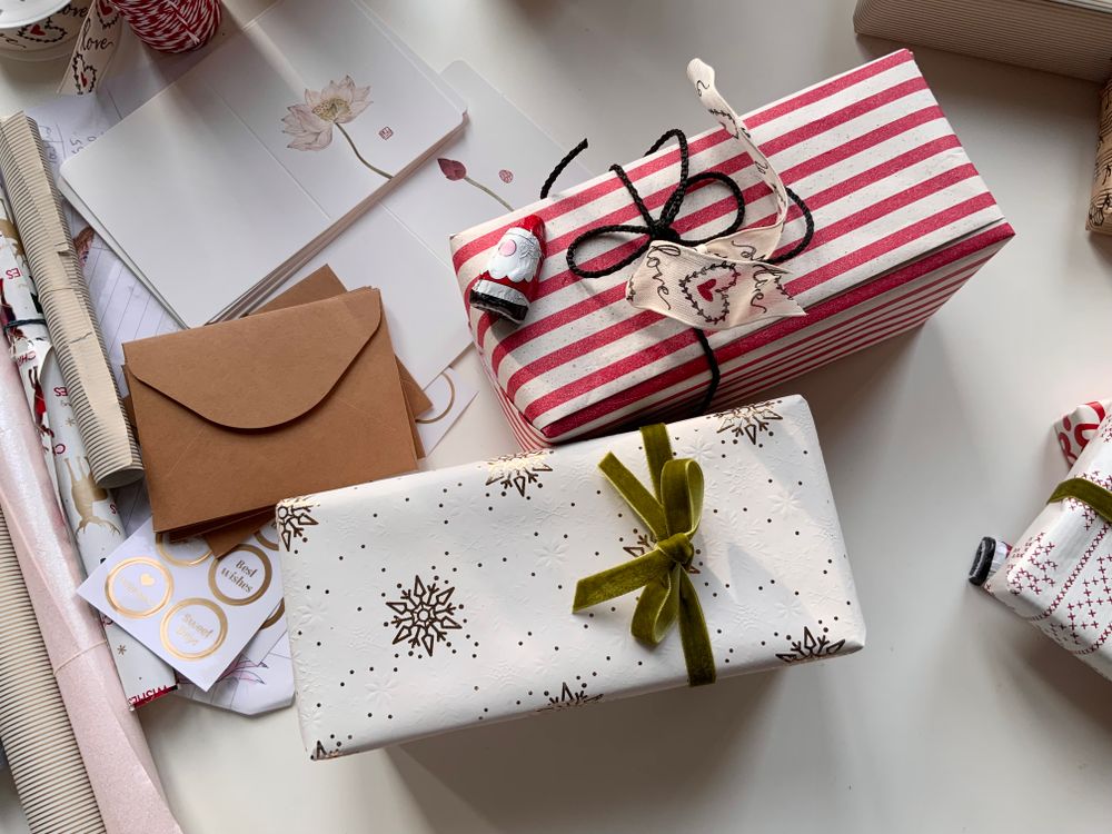 Escena Festiva De Envoltura De Regalos Navideños Con Regalos · Foto de ...