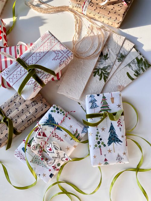 Free Various gifts wrapped in seasonal paper with decorative ribbons and tags, perfect for the holiday season. Stock Photo