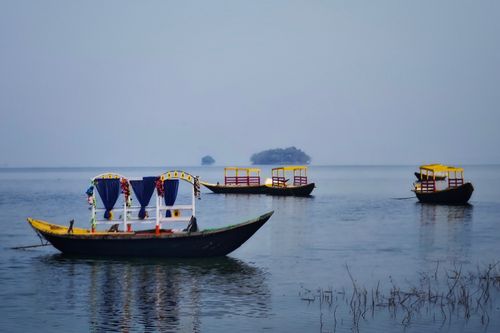 Free Colorful boats on serene Maithon Lake, Jharkhand, ideal for travel and leisure activities. Stock Photo