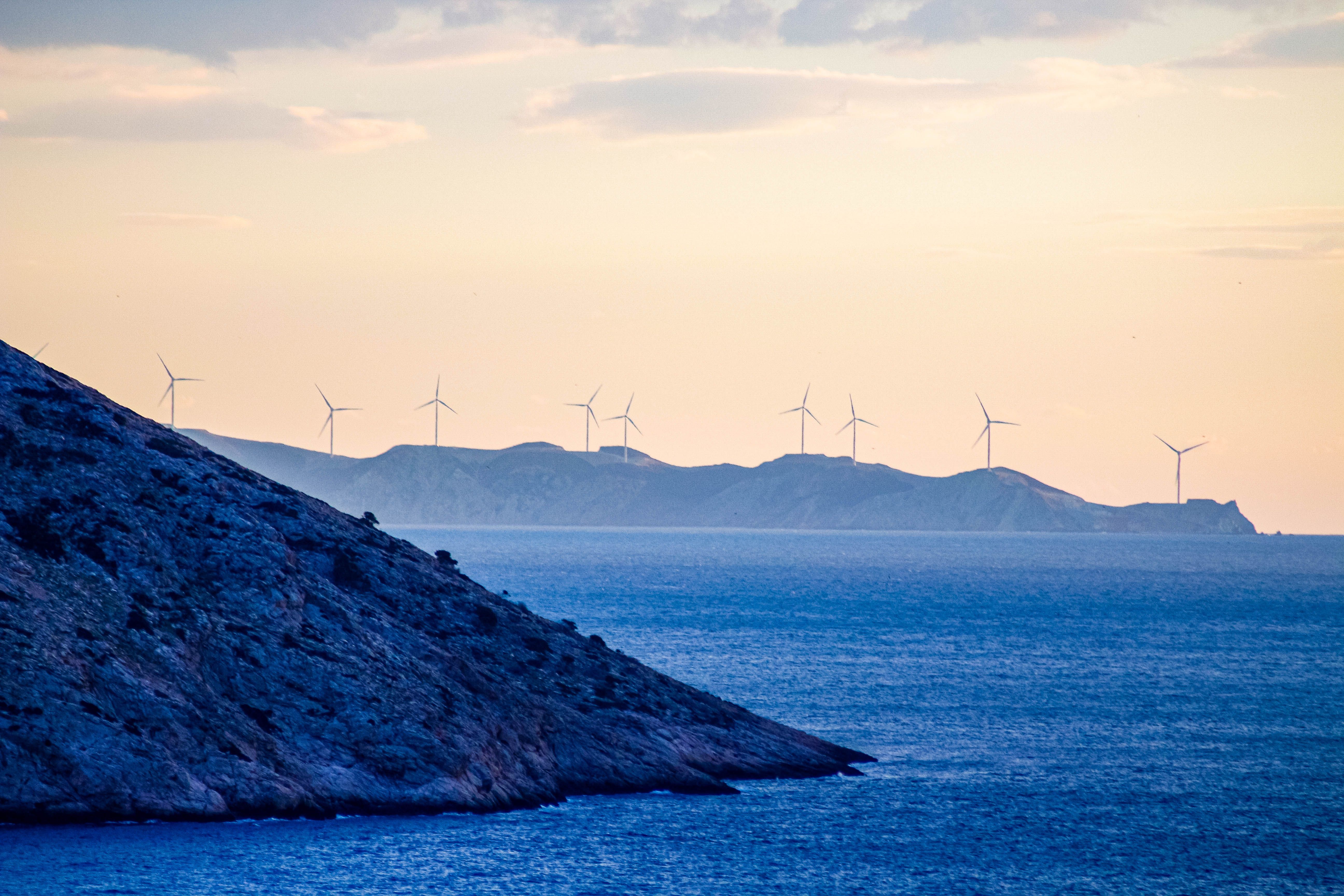 Windkraftanlagen im Sonnenuntergang