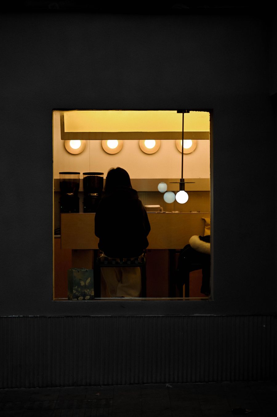 Suasana remang coffee bar di malam hari