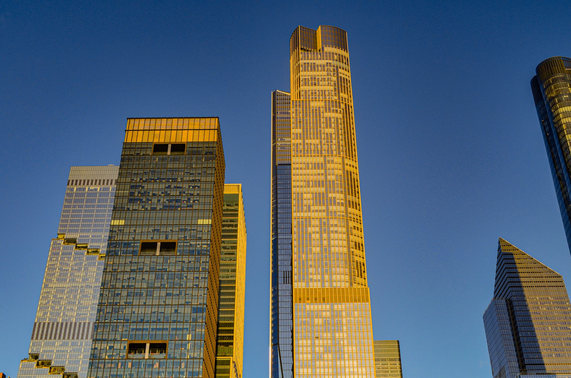 Ryan Serhant Lands in Los Angeles — and the City's Brokerage Wars Just Got Interesting Ryan Serhant Lands in Los Angeles — and the City's Brokerage Wars Just Got Interesting