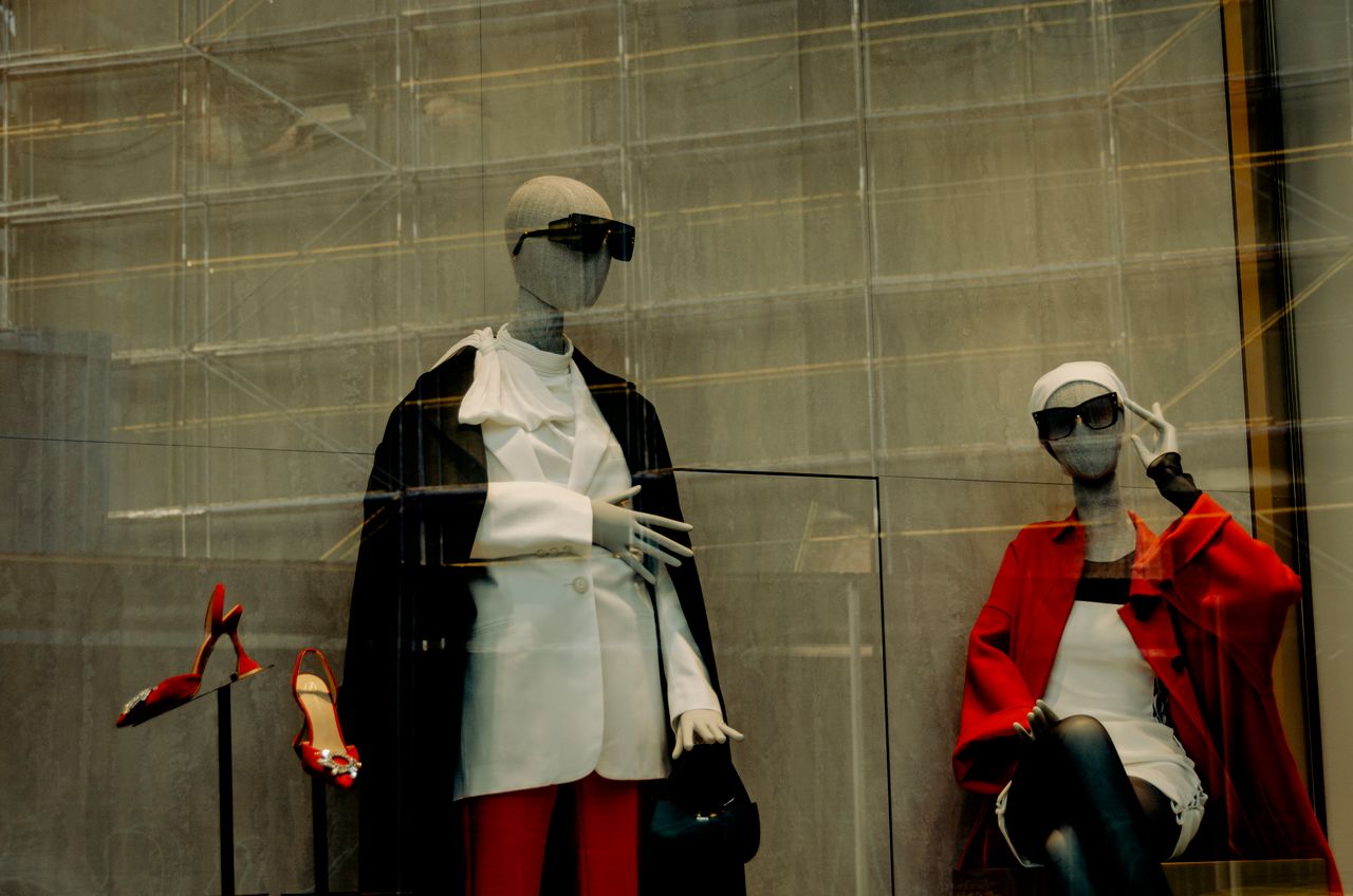 elegant mannequins showcase stylish outfits in a lviv storefront exudi