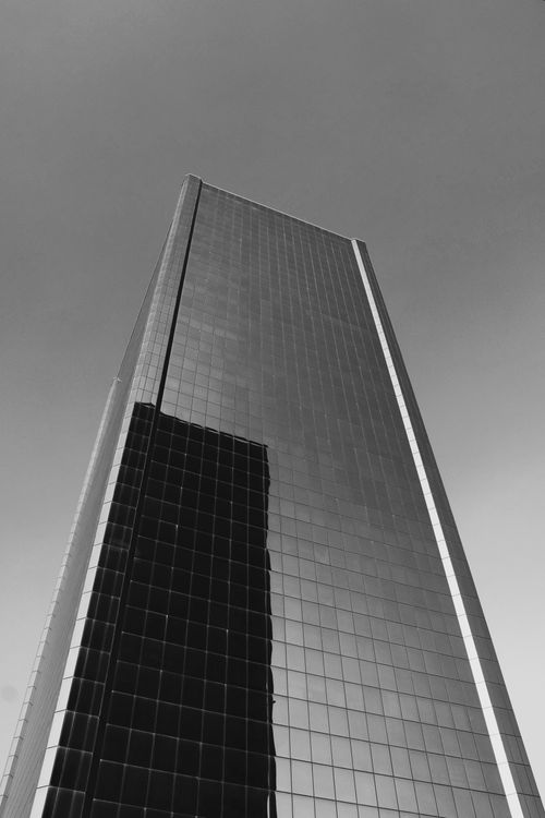 Free Monochrome view of a tall skyscraper in Taipei, showcasing modern architecture. Stock Photo