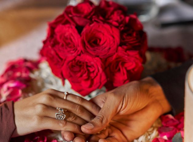 Online dating: starting a conversation on a niche platform