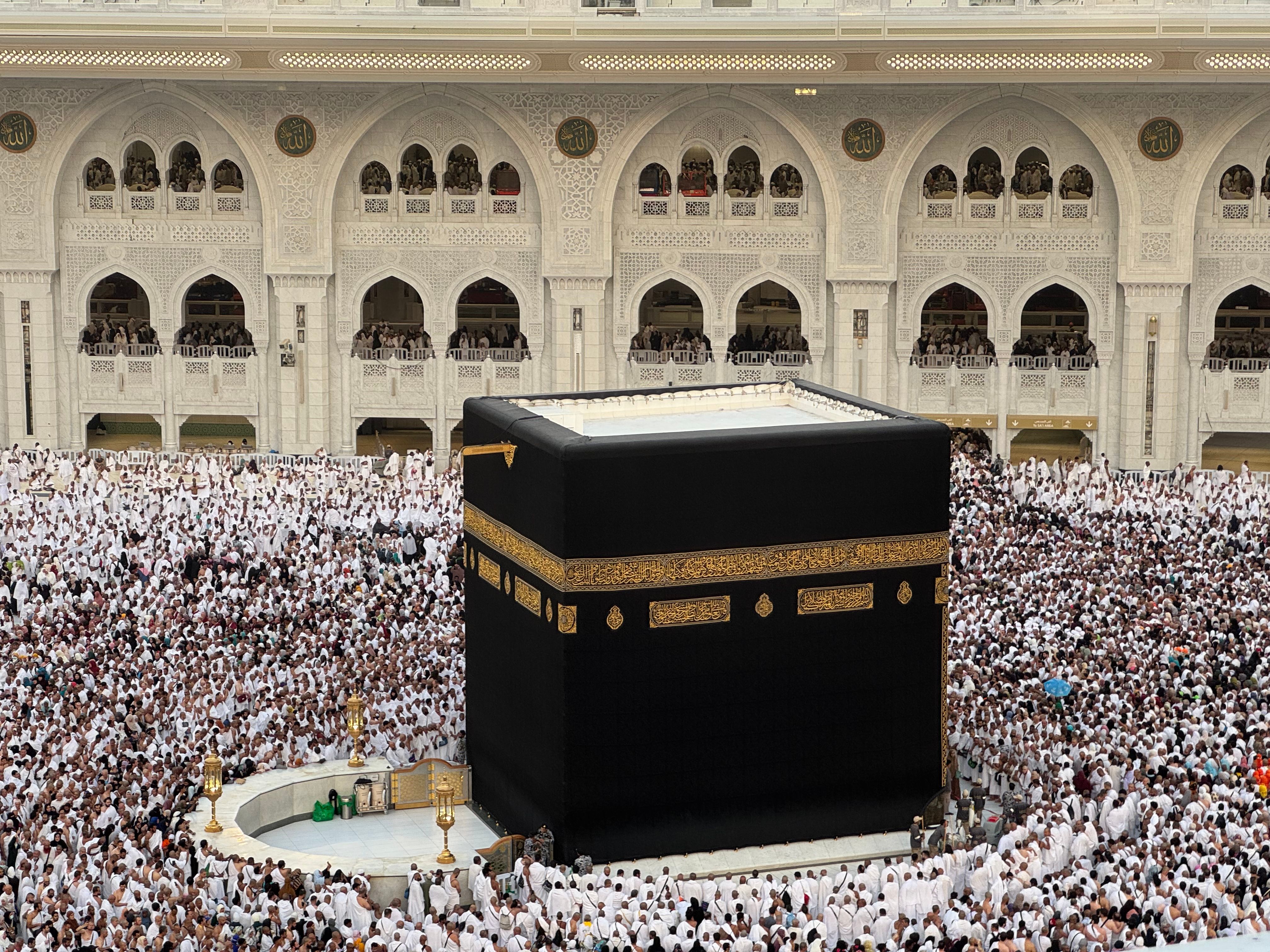 Aerial View of Kaaba in Mecca with Pilgrims · Free Stock Photo