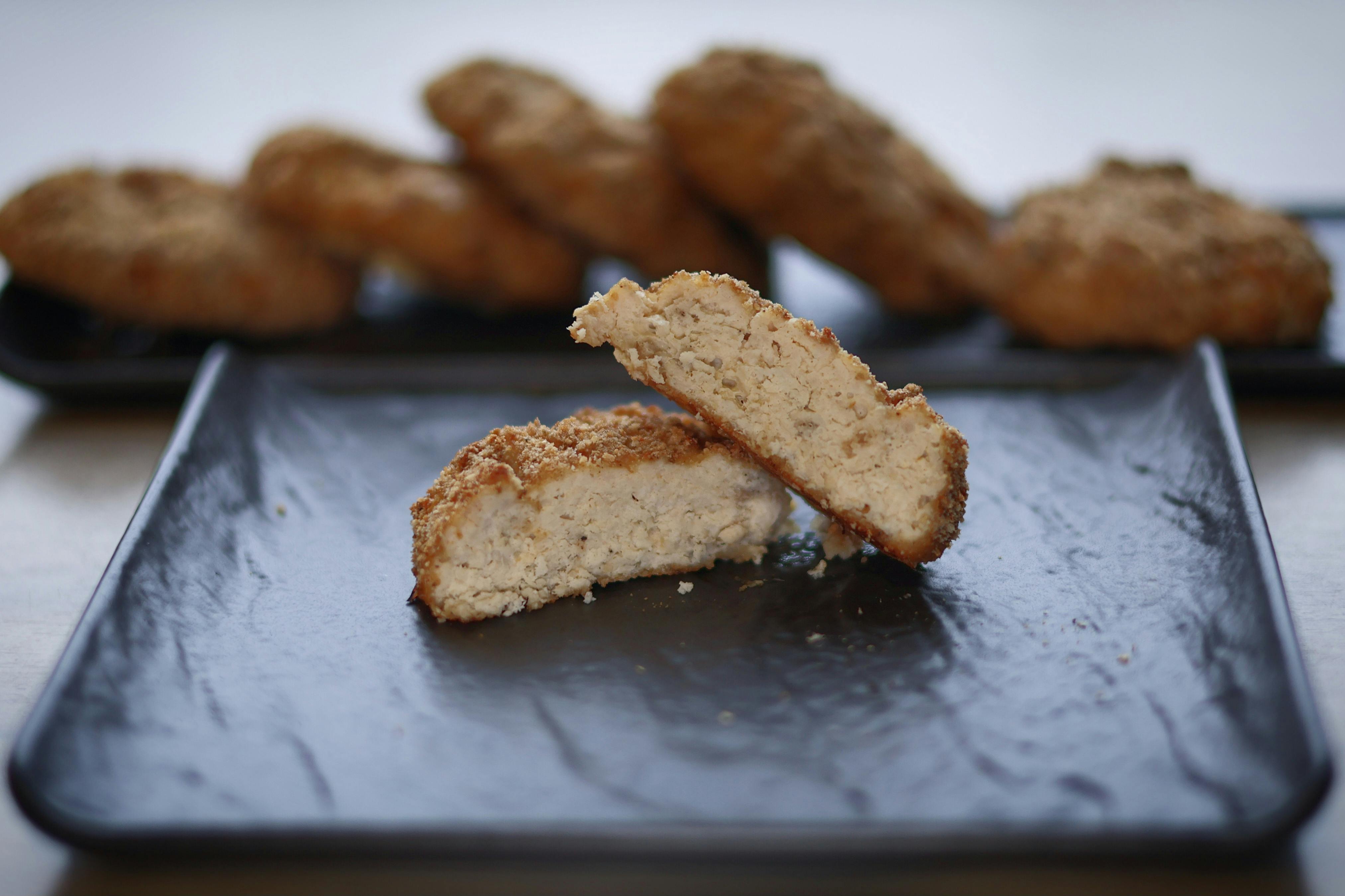 Project of food - Delicious freshly baked biscuits on a tray, perfect for breakfast.