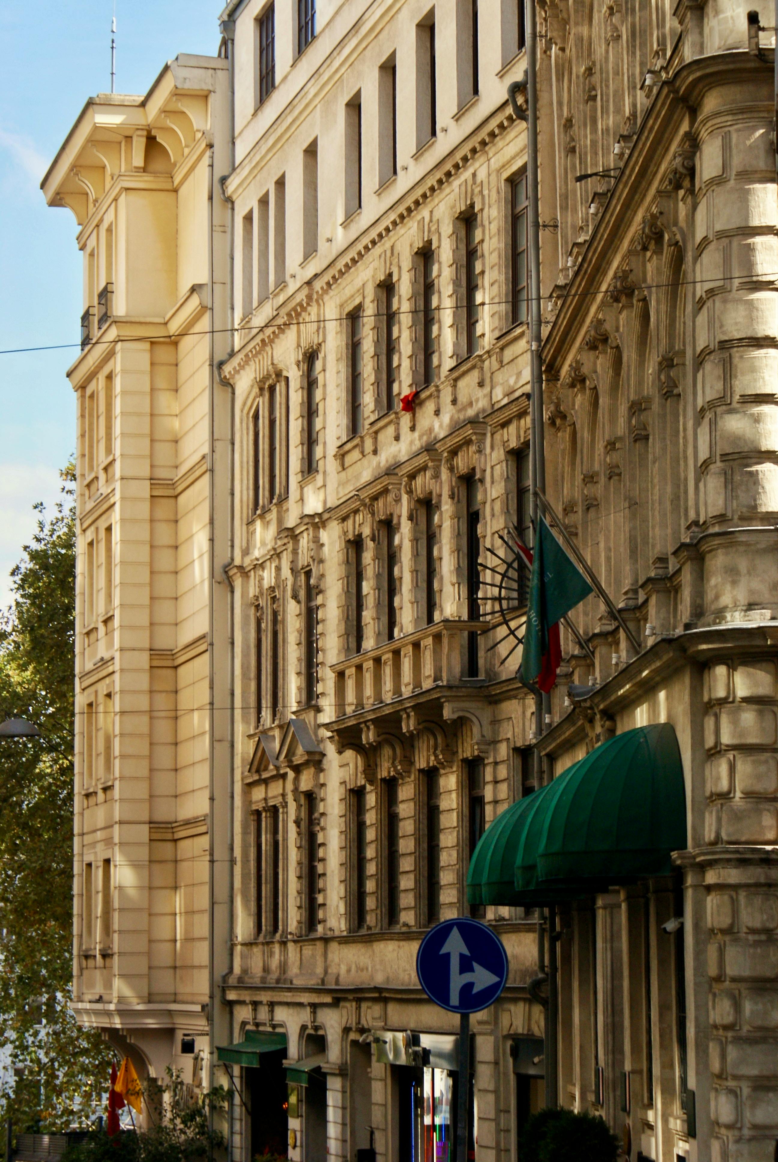 Gratuit Clădiri în stil european clasic pe o stradă a orașului Istanbul, cu copaci luxurianți și cer senin. Fotografie de stoc