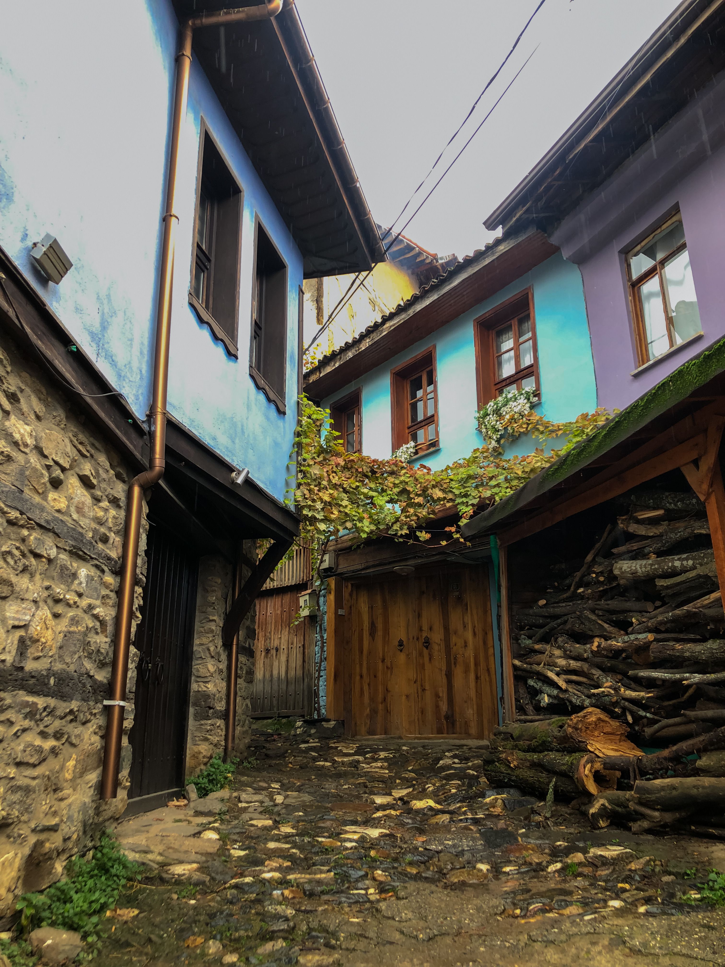 Charming Cobblestone Alley in Quaint Village · Free Stock Photo