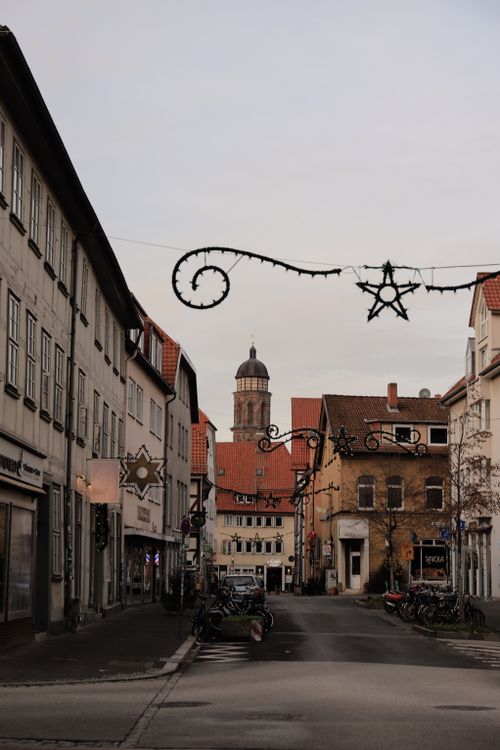 Free Charming view of a Göttingen street adorned with festive decorations and historic architecture. Stock Photo