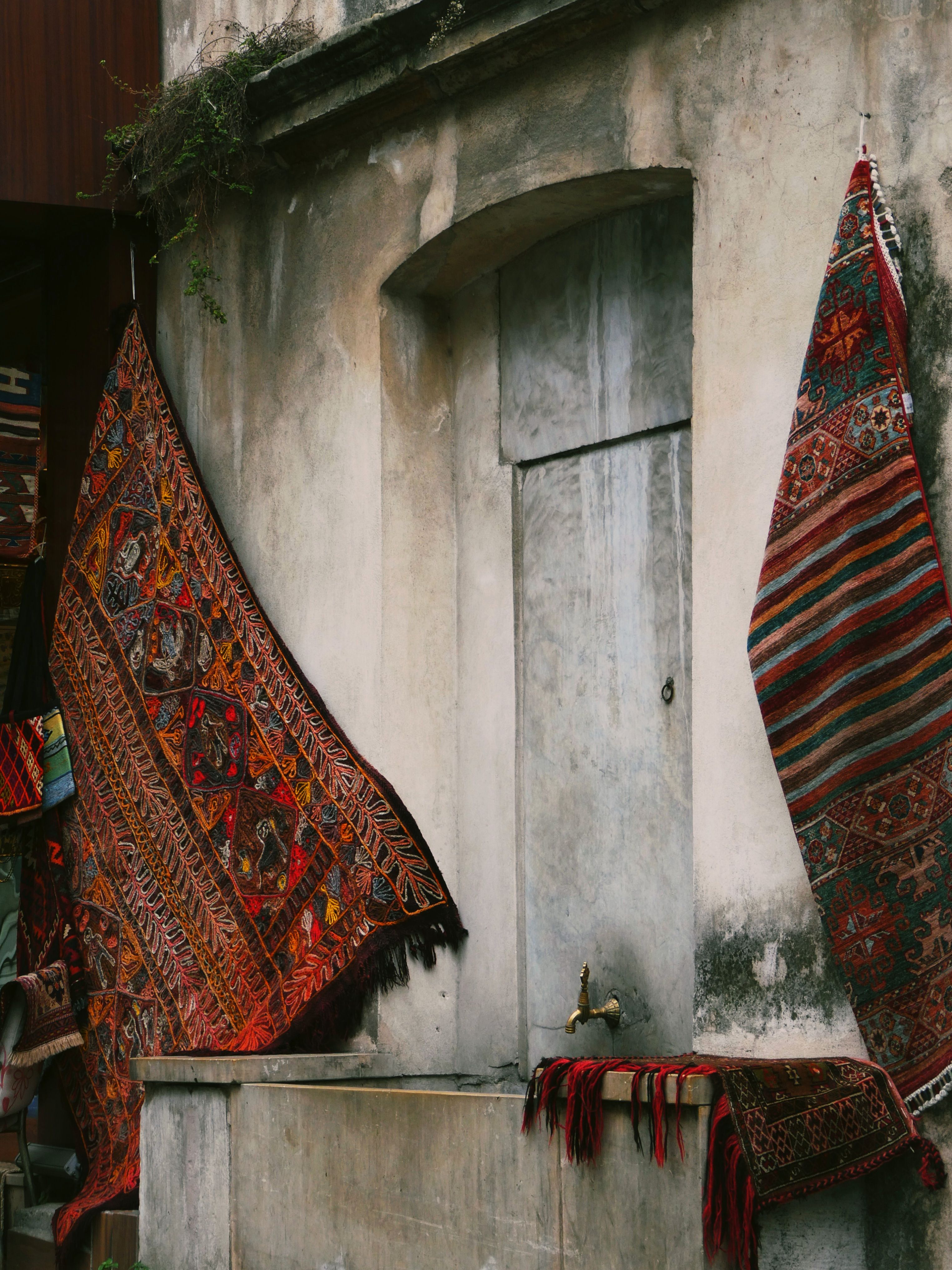 Traditional Turkish Rugs in Istanbul Alleyway · Free Stock Photo