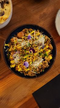 Bol de quinoa et légumes rôtis avec sauce citron-tahini