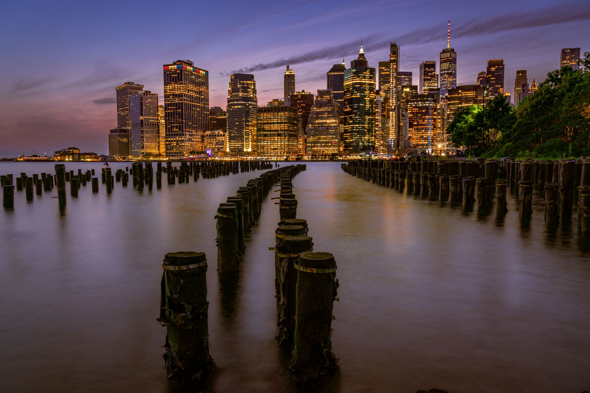 New York Manhattan silüeti akşam ışıkları altında.