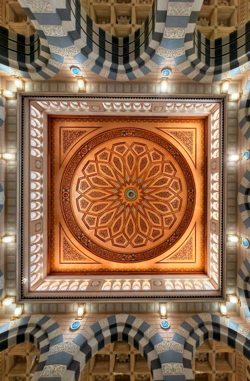 Free Intricate ceiling design in a mosque showcasing geometric patterns and vibrant colors. Stock Photo