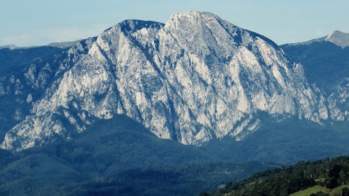 藍天下的白山