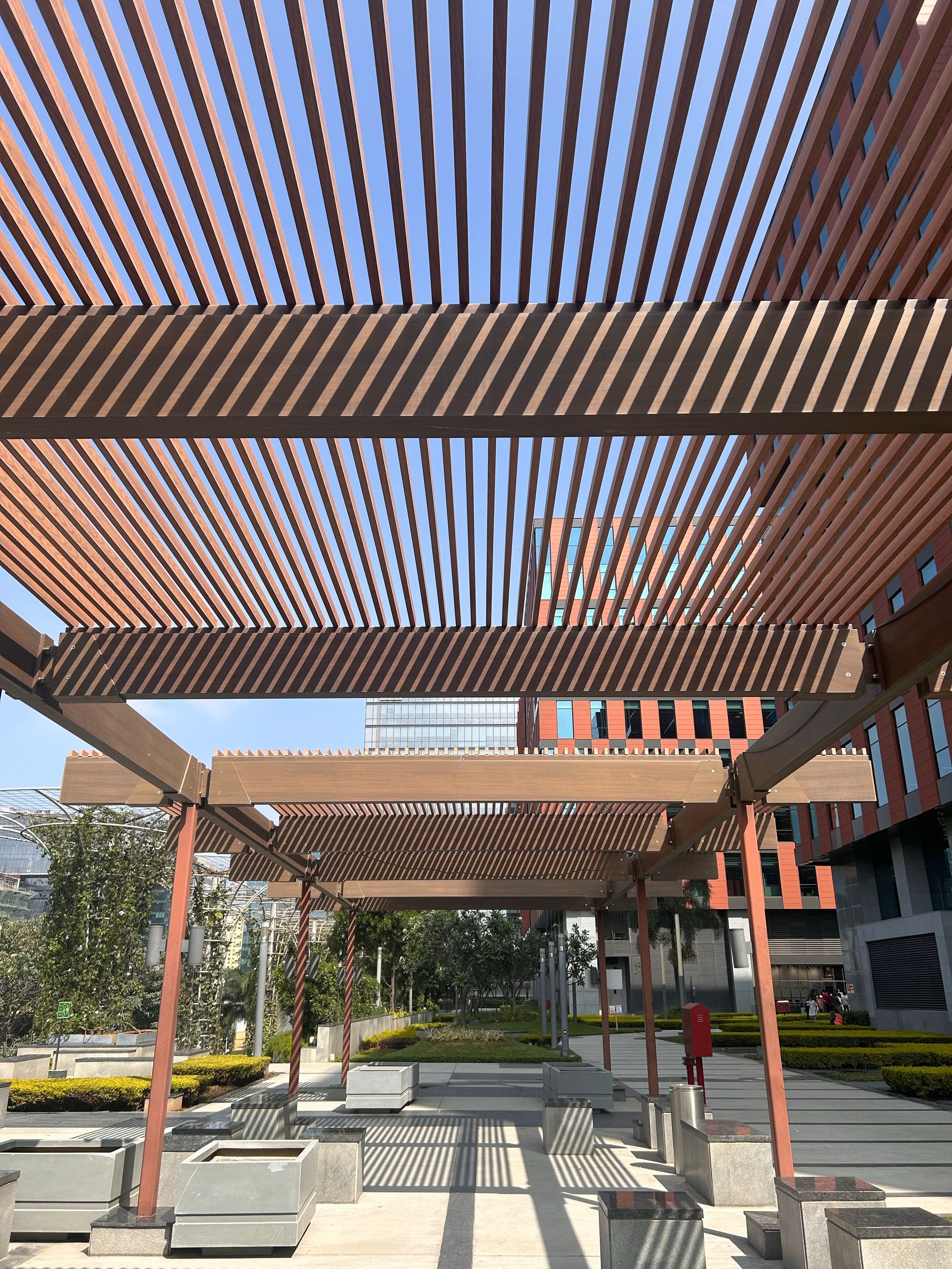 Pérgola arquitectónica moderna construida en madera