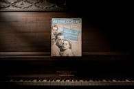 一架复古钢琴与《卡萨布兰卡》电影乐谱相配，营造出经典的怀旧氛围