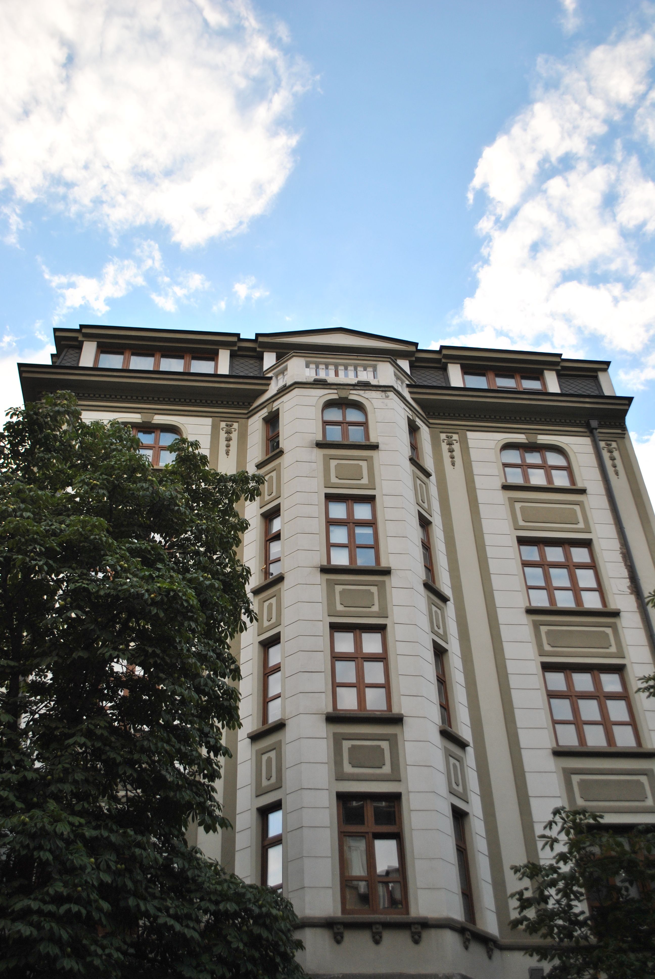 Elegant European Building Architecture · Free Stock Photo