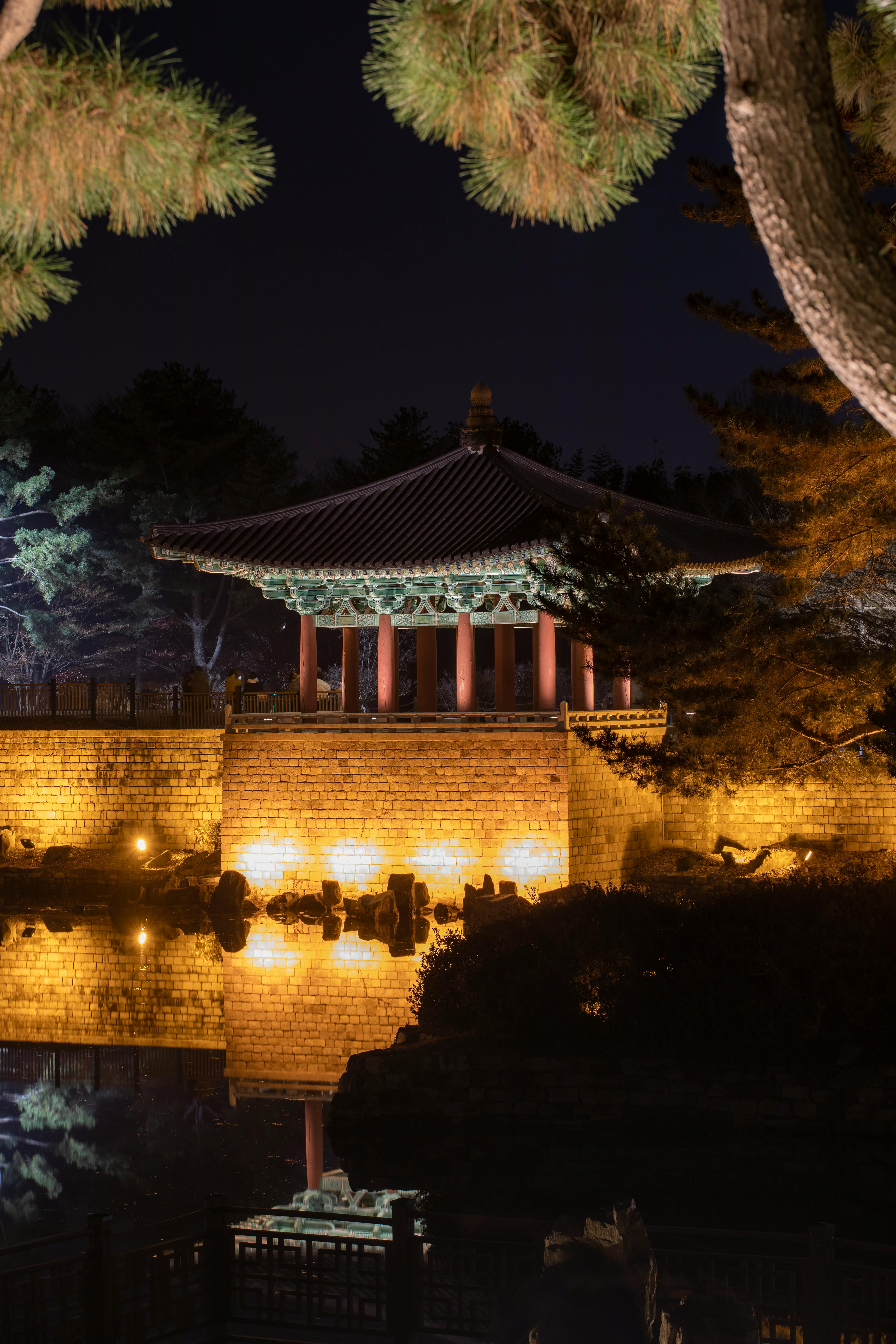 경주 동궁 궁전의 아름다운 야경과 호수에 비친 반영으로 밤의 신비로운 분위기와 한국 전통 문화를 보여주는 이미지