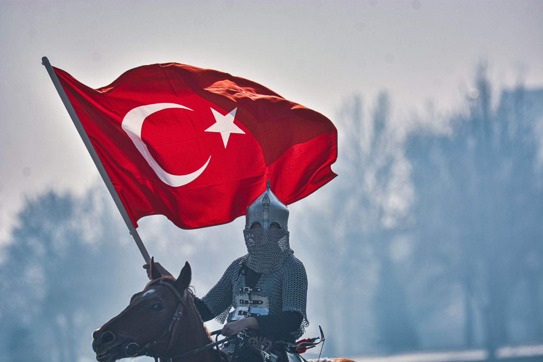 Osmanlı Devleti'nin kuruluş ve yükseliş dönemini temsil eden, at üzerindeki tarihi Türk savaşçıları ve dönemin askeri gücünü yansıtan bir illüstrasyon.