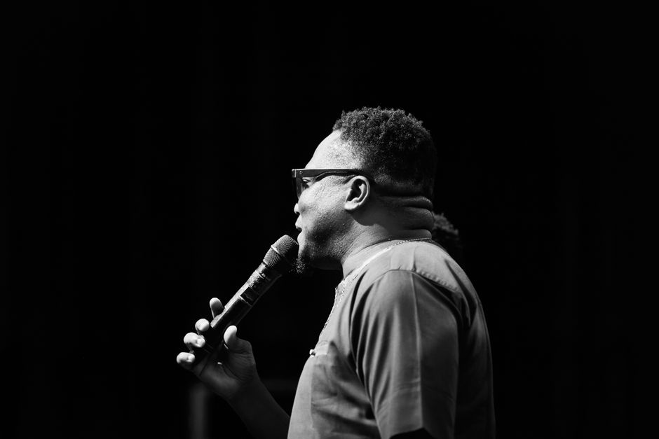 Speaker with a microphone in black and white — Ansey Photography on Pexels