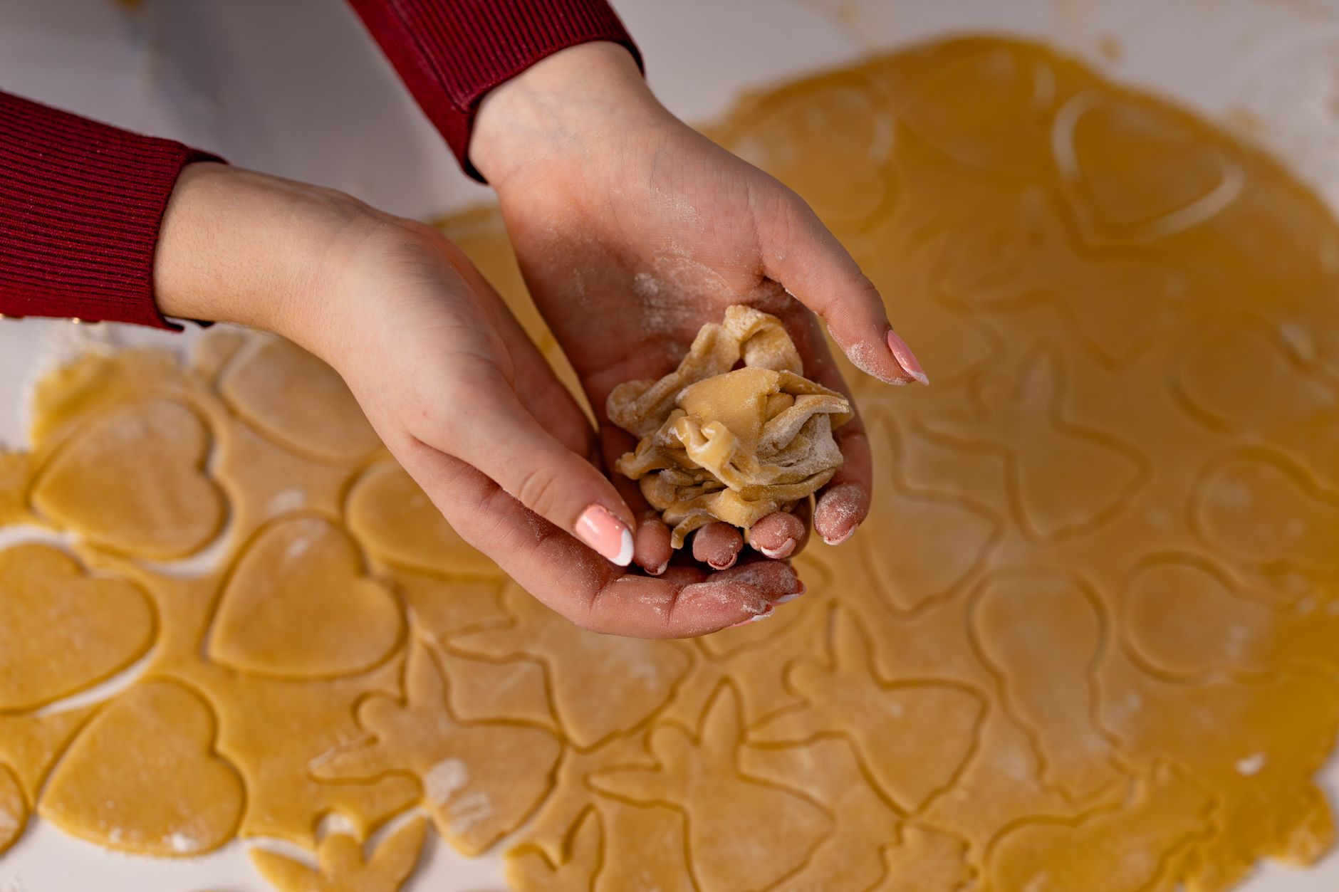 Slice of apricot-filled cookie roll on a decorative plate