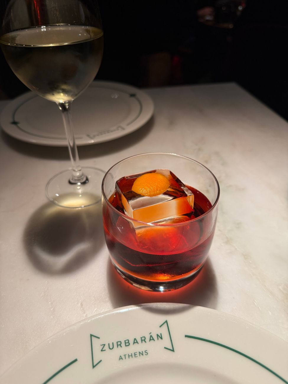 Klasik Negroni kokteyli, kırmızı renkli, orange dilimiyle servis edilir