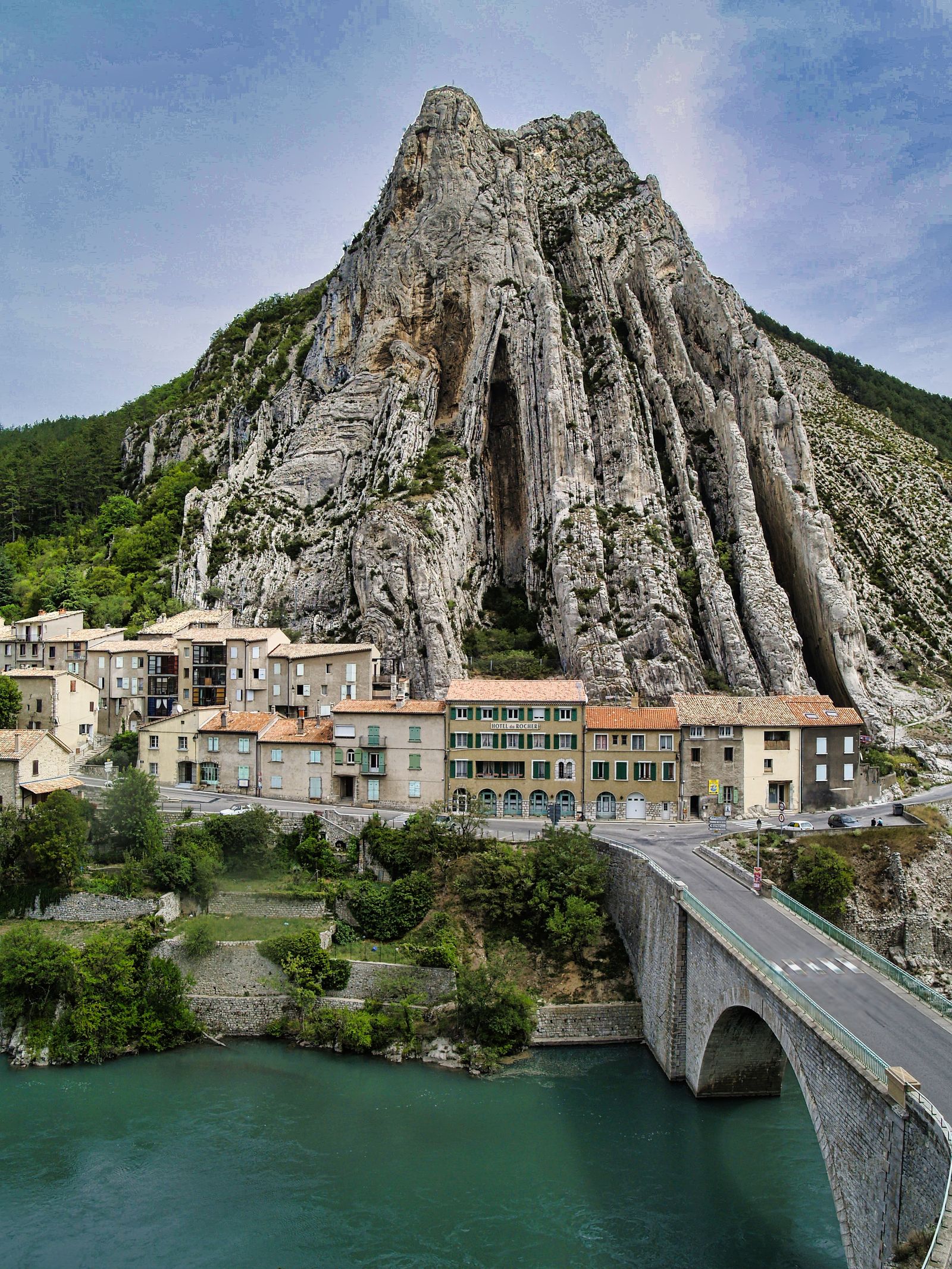 Paysage des Mées en Provence avec routes et relief pour tournage itinérant